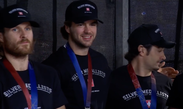 Der verletzte Captain Nico Hischier konnte bereits wieder lachen.