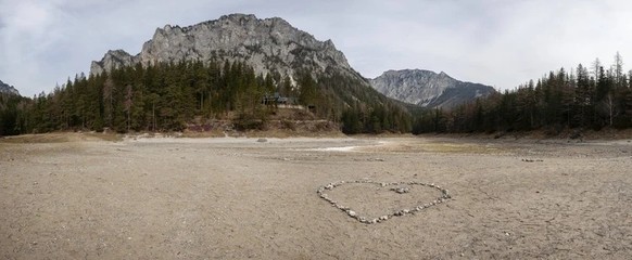 Der «schönste See Österreichs» ist ausgetrocknet\nDas Herzli ist bestimmt von den Freundinnen und Freunden von wärmeren Zeiten.