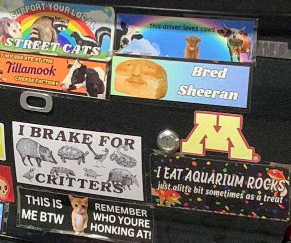 Bumper stickers from HELL. 
Autoufkleber der HÖLLE

https://www.reddit.com/media?url=https%3A%2F%2Fi.redd.it%2Ftm41vfhzqt0d1.jpeg