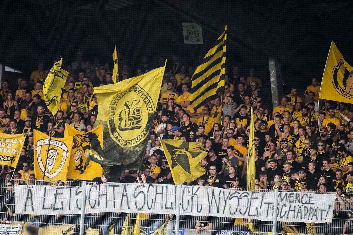 Les supporters bernois deroulent une banderole avec un message pour l'ancien president de la ville de Bern, Alexander Tschaeppaet, lors de la rencontre de football de Super League entre le FC Sio ...