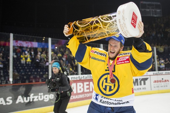 Die HCD-Lebensversicherung: Leonardo Genoni lässt sich im Hallenstadion feiern.&nbsp;