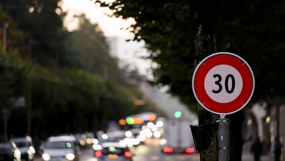 Des voitures circulent sur la route devant un panneau 30km/h sur le Boulevard de Perolles le lundi 2 octobre 2023 a Fribourg. Pour lutter contre le bruit routier, la Ville de Fribourg prend des mesure ...