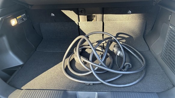 Kofferraum des E-Vitara: Bei nach hinten geschobenen Sitzen ist er nicht nicht riesig, vor allem die Höhe ist durchschnittlich.