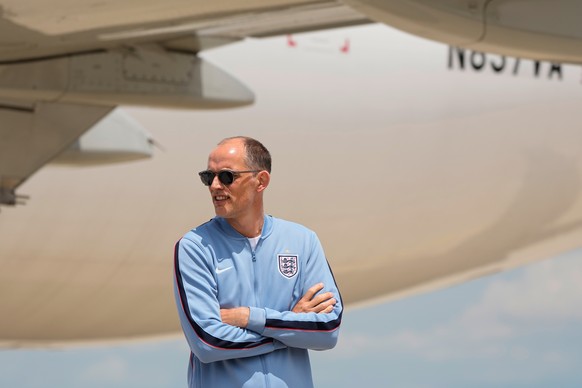 <p>Tom Tuchel posiert für das Werbeplakat vom neuen «Top Gun»-Teil «Three Lions On The Jet».</p>