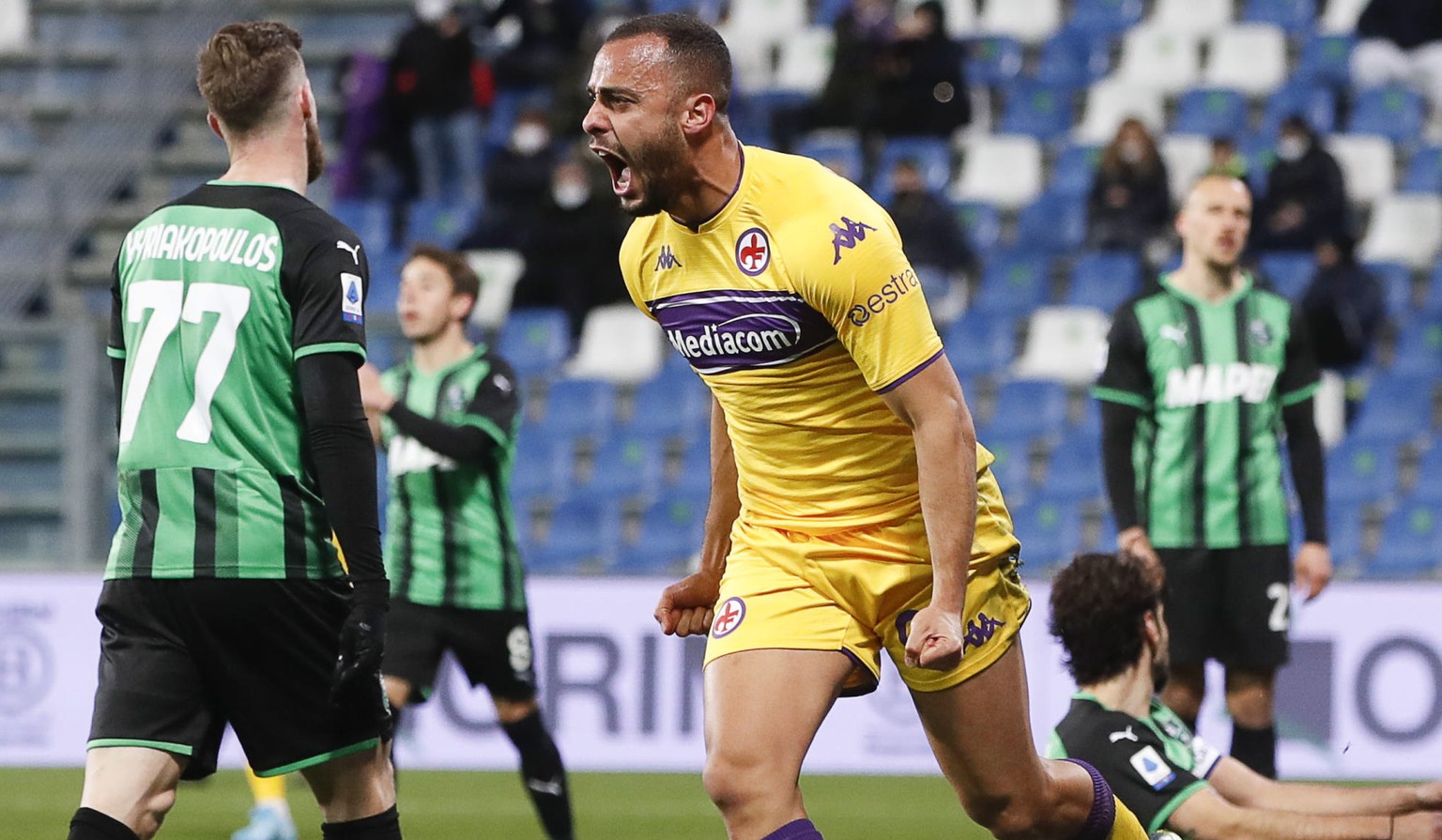 epa09787948 Fiorentina&#039;s Arthur Cabral jubilates with his teammates after scoring a goal during the Italian Serie A soccer match US Sassuolo vs ACF Fiorentina at Mapei Stadium in Reggio Emilia, I ...