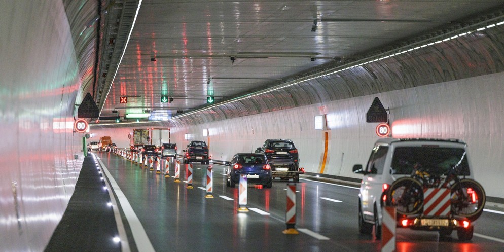 Videos im Artikel: Zünfter lachen in geleaktem Video über Minderheiten

Am frühen Donnerstagmorgen ist die dritte Röhre des Gubristtunnels eröffnet worden. Seit 4 Uhr morgens rollt der Verkehr durch d ...