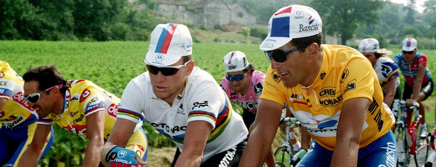 Miguel Indurain (r.) 1994 im Maillot Jaune der Tour de France.