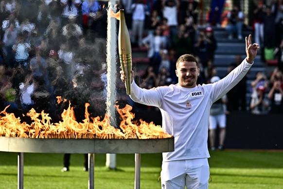 Antoine Dupont lights Le Chaudron Olympique NEWS The Olympic Flame arrives in Haute Garonne and crosses the City of Toulouse Toulouse 17 05 2024 ThierryBreton Panoramic PUBLICATIONxNOTxINxFRAxBEL