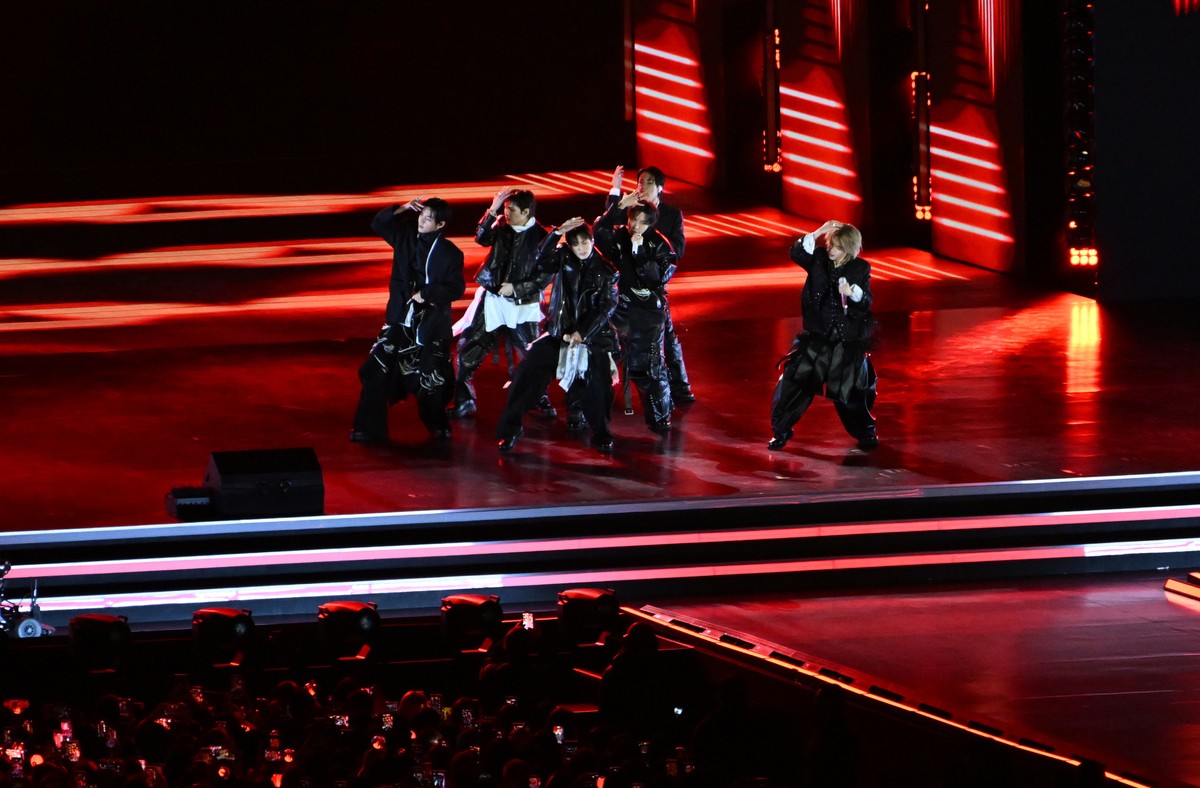 epa12838627 K-pop group BTS performs onstage during the 'BTS THE COMEBACK LIVE | ARIRANG' concert at Gwanghwamun Square in central Seoul, South Korea, 21 March 2026. The free concert is the  ...