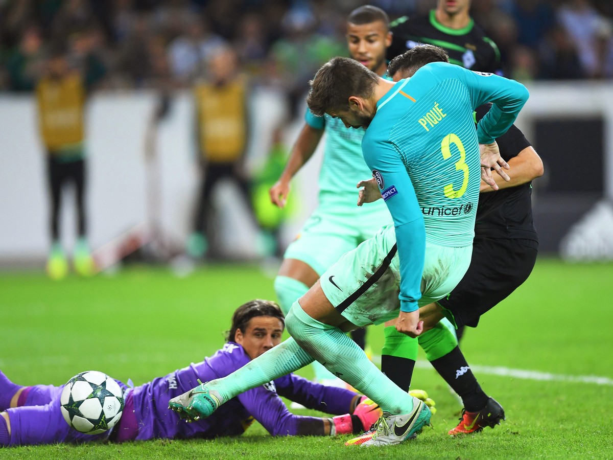 epa05560960 Barcelona's Gerard Pique (R) scores the winning goal against Moenchengladbach's goalkeeper Yann Sommer (L) during the UEFA Champions League group C soccer match between Borussia  ...