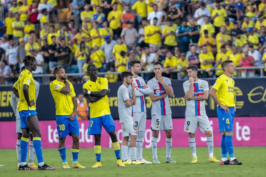 epa10176202 FC Barcelona&#039;s and Cadiz&#039;s players react as the match had to be paused due to a heart attack from a supporter during the Spanish LaLiga soccer match between Cadiz CF and FC Barce ...