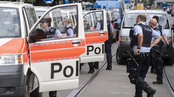 Ein Grossaufgebot der Polizei räumte am Montagmorgen die Kundgebung von Klimaaktivisten vor der Credit Suisse in Zürich.