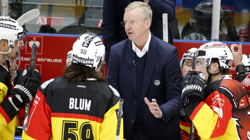 epa05623044 Kari Jalonen, coach of SC Bern, during a time out during the Champions League ice hockey Round of 16 match between Jyp Jyvaskyla and SC Bern at Synergia-Areena in Jyvaskyla, Finland, 08 No ...