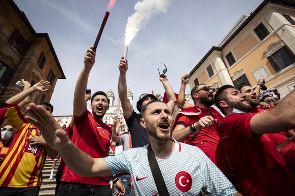 Die Strassen in Rom sind bereits voll mit Fans, die sich auf das Eröffnungsspiel der EM 2020 zwischen Italien und der Türkei freuen.