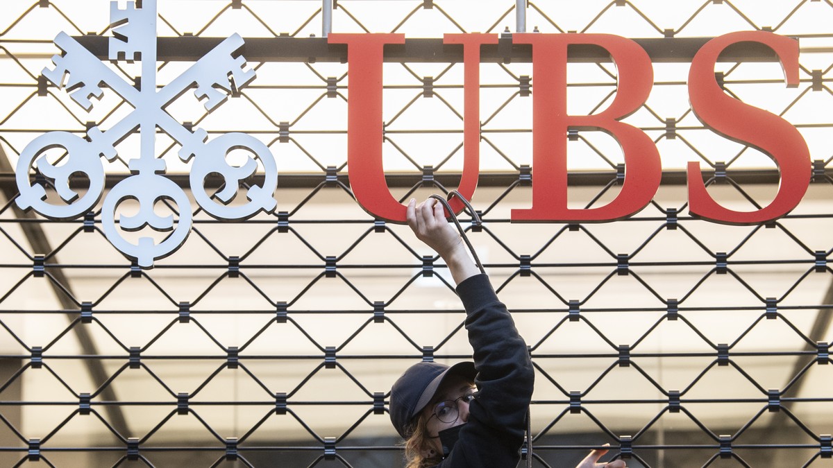 Menschen der Gruppierung von "Rise Up for Change" besetzten unter dem Motto "Transparenz aller Finanzfluesse" den Paradenplatz mit den Privatbanken Credit Suisse und UBS, aufgenomm ...