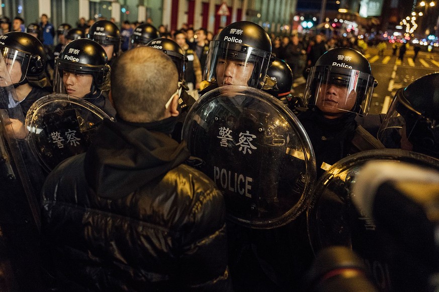 Demonstranten werden von der Hongkonger Polizei zurückgedrängt.
