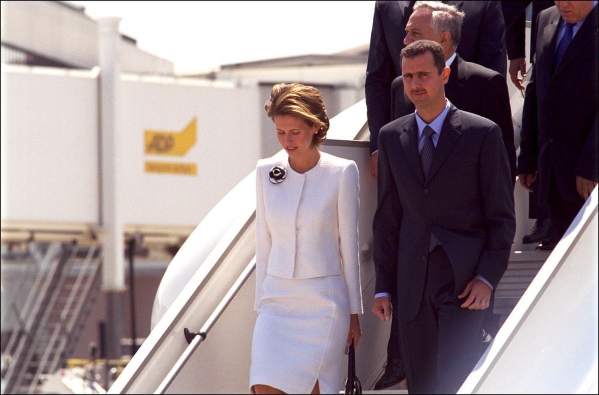 FRANCE - JUNE 24: Arrival of Syrian President Bachar Al-Assad in France in Orly, France on June 24, 2001 - Asma Al-Assad and Bachar Al-Assad. (Photo by Pool MERILLON/SIMON/Gamma-Rapho via Getty Images ...