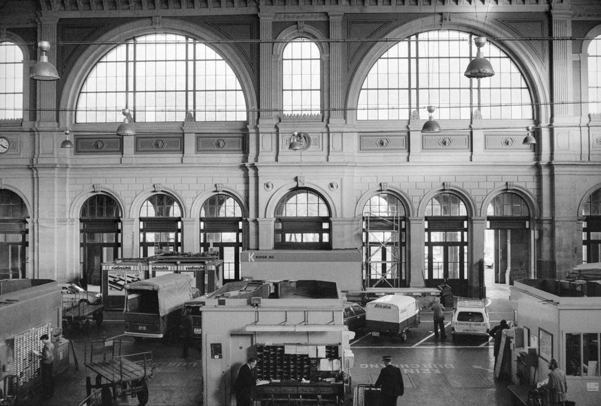 Die grosse Halle des Hauptbahnhofs Zuerich, aufgenommen im Oktober 1979. (KEYSTONE/PHOTOPRESS-ARCHIV/Str)