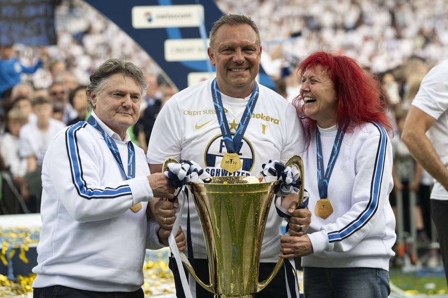 Zuerichs Cheftrainer Andre Breitenreiter freut sich mit dem Pokal und den Canepas im Fussball Meisterschaftsspiel der Super League zwischen dem FC Zuerich und dem FC Luzern im Letzigrund, am Sonntag,  ...