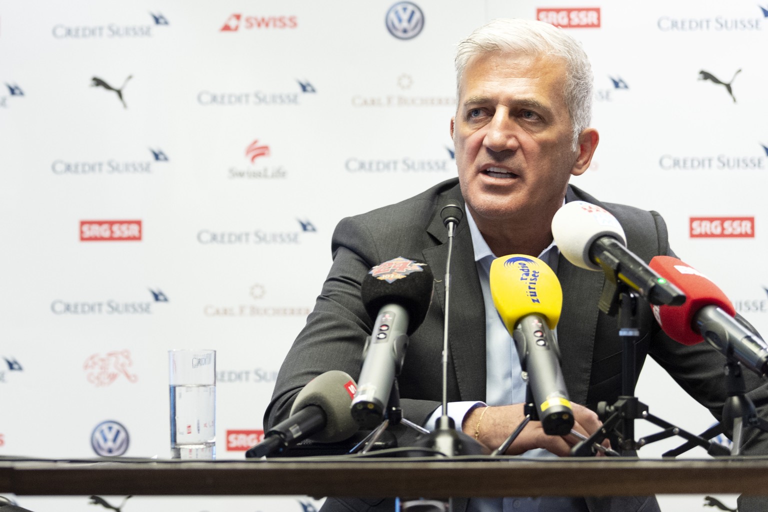 Trainer Vladimir Petkovic spricht an einer Pressekonferenz nach der Rueckkehr der Nationalmannschaft von der UEFA Nations League, am Montag, 10. Juni 2019, am Flughafen Zuerich in Kloten. (KEYSTONE/Me ...