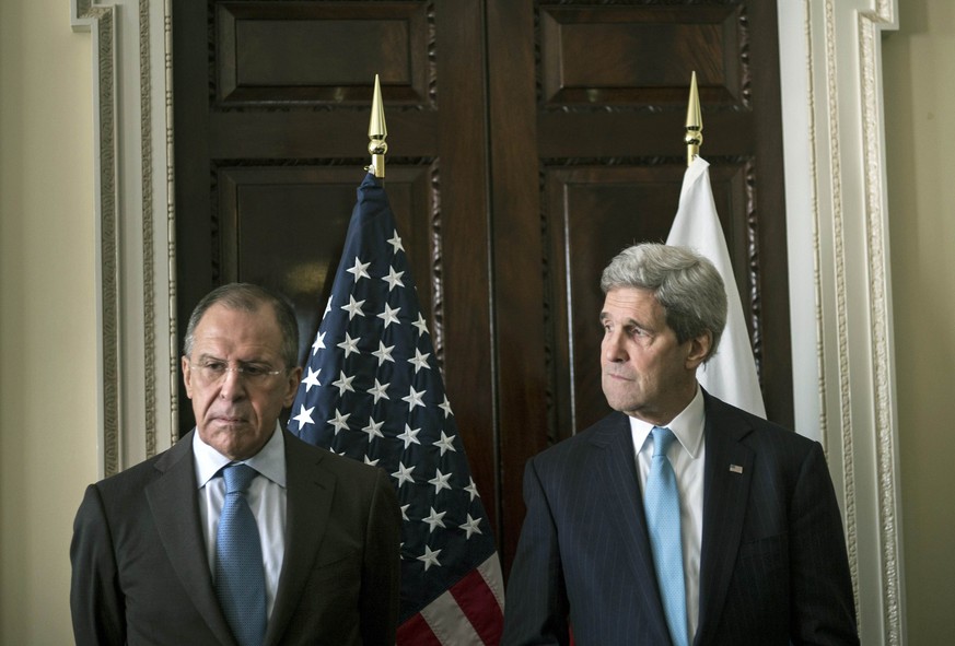 Sergej Lawrow (links) und John Kerry vor ihrem heutigen Treffen in London.