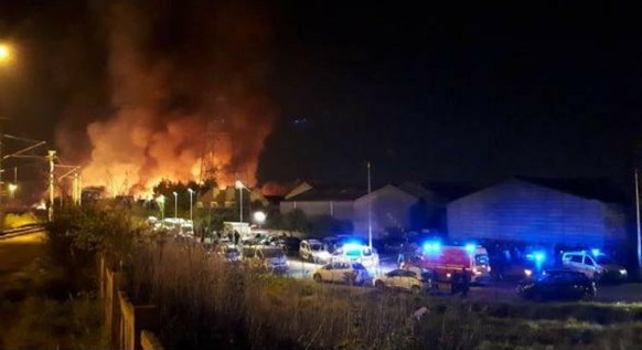 Am Dienstagmorgen brannte das Flüchtlingslager nach Zusammenstössen ab.