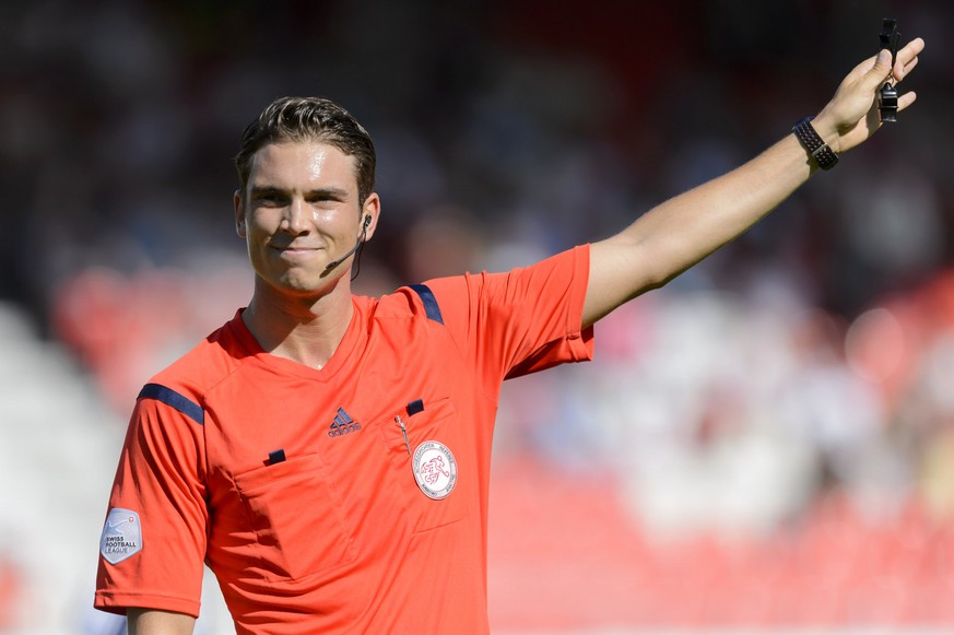 L&#039;arbitre Sandro Schaerer lors de la rencontre de football de Super League entre le FC Sion et le FC Lucerne, ce dimanche 5 octobre 2014 au stade de Tourbillon a Sion. (KEYSTONE/Laurent Gillieron ...