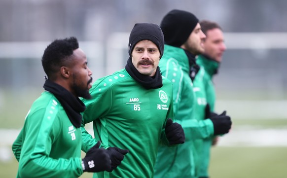 FC St. Gallen Rueckkehrer Tranquillo Barnetta, 2.v.l., bei seinem ersten Training, hier zusammen mit Captain Nzuzi Toko, links, aufgenommen am Montag, 14. November 2016, beim Fussball Training des FC  ...