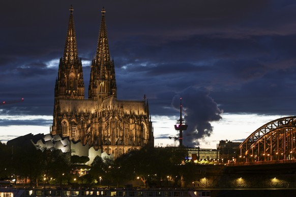 epa12045488 The Cologne Cathedral in Cologne, Germany, 21 April 2025. Pope Francis died on 21 April 2025 at the age of 88, according to the Holy See. Born Jorge Mario Bergoglio in Buenos Aires, Argent ...