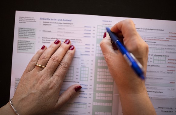 A married woman fills in details as to income made domestically and internationally in a Swiss tax return, photographed in Zurich, Switzerland, on February 3, 2016. (KEYSTONE/Gaetan Bally)

Eine ver ...