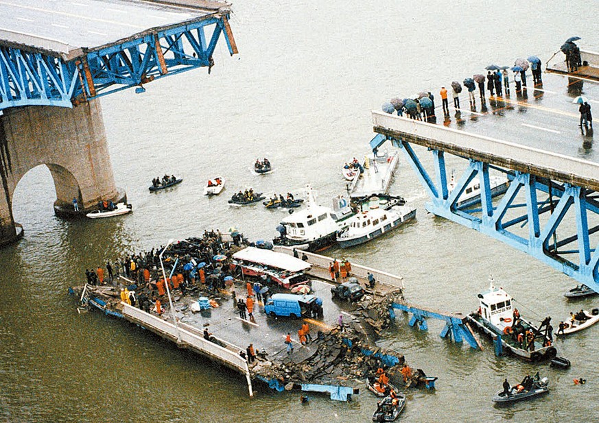 Einsturz der Seongsu-Brücke in Korea, 21.10.1994
CC BY-SA 4.0, https://commons.wikimedia.org/w/index.php?curid=39954862