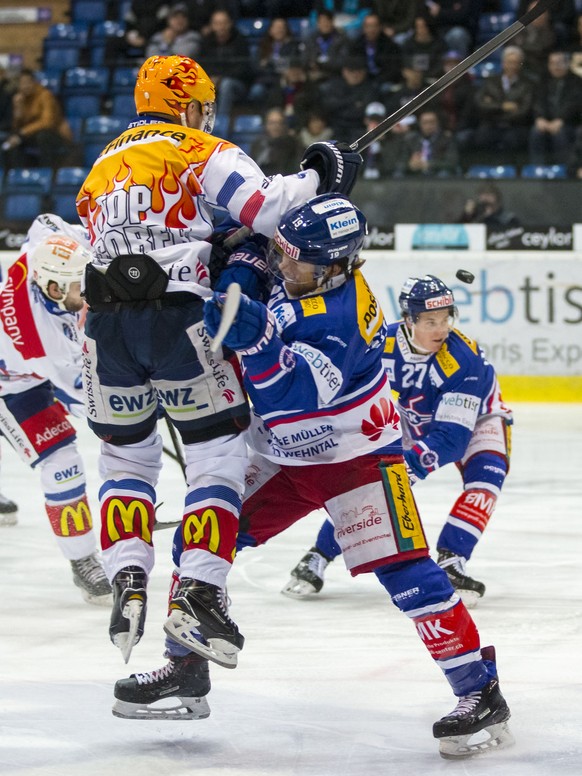 ZSC Lions Stuermer Fredrik Pettersson, links, gegen EHC Kloten Stuermer Steve Kellenberger waehrend dem Eishockey-Meisterschaftsspiel der National League zwischen dem EHC Kloten und den ZSC Lions am S ...