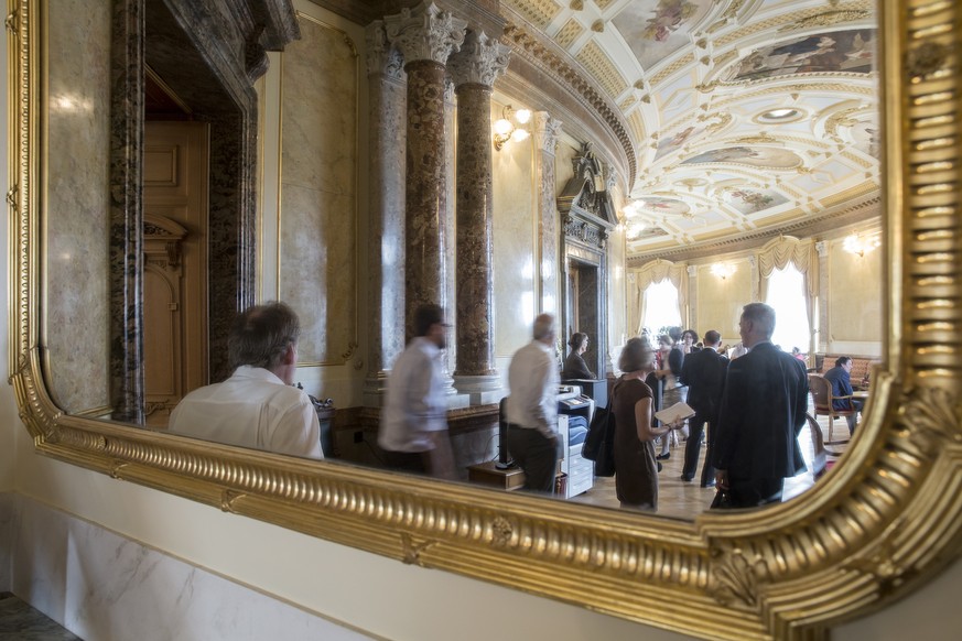 ARCHIVBILD ZU LOBBYING --- Parlamentarier, Lobbyisten und Journalisten diskutieren in der Wandelhalle des Bundeshauses, am Mittwoch, 10. September 2014, waehrend der Herbstsession der Eidgenoessischen ...