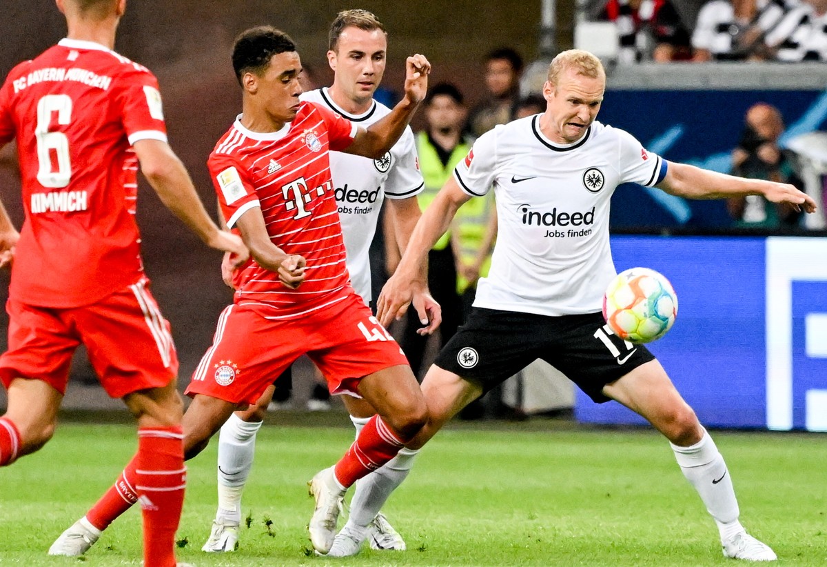 epa10107674 Frankfurt's Sebastian Rode (R) in action against Munich's Jamal Musiala (C) during the German Bundesliga soccer match between Eintracht Frankfurt and FC Bayern Muenchen in Frankf ...
