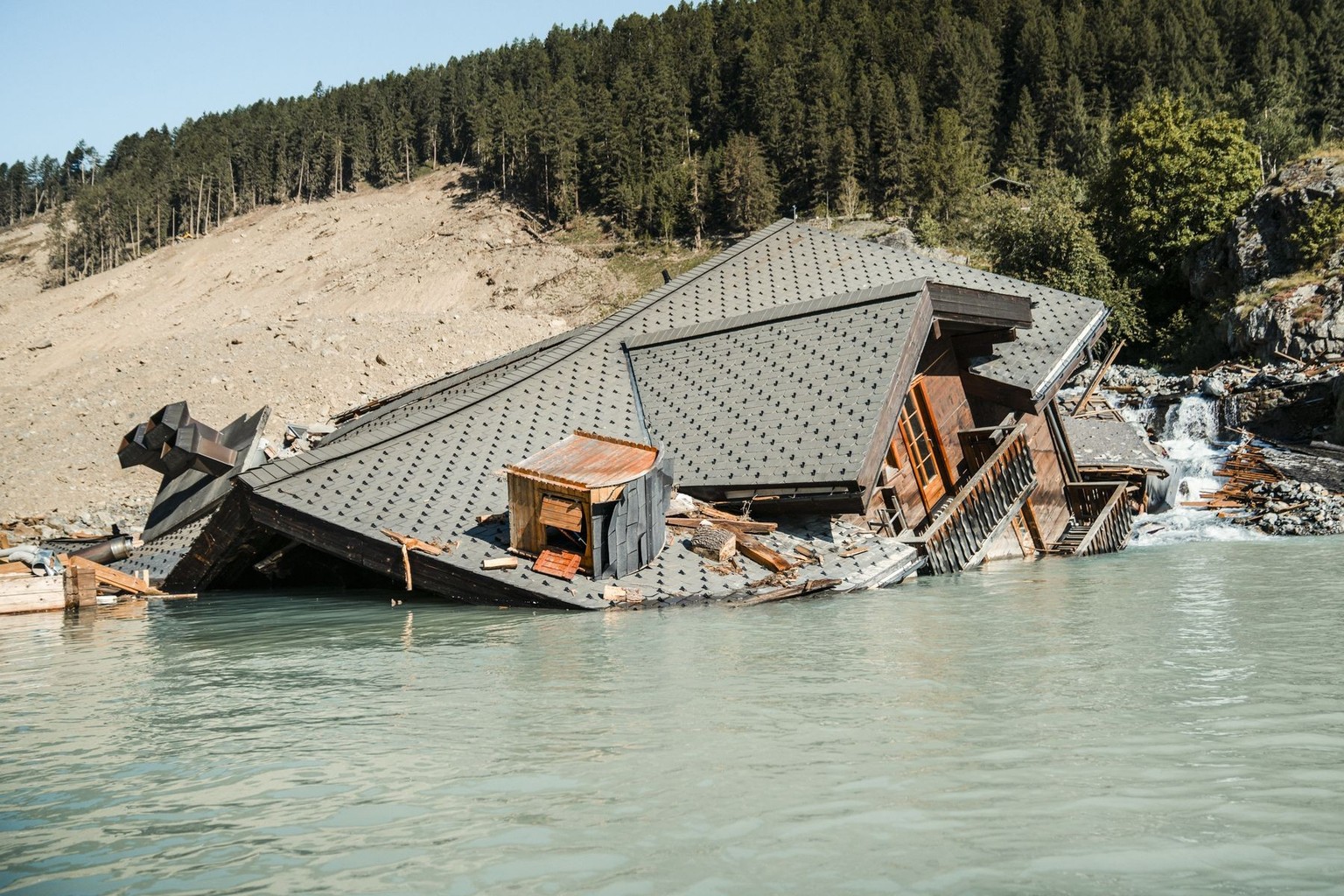 HANDOUT - Les decombres d'une maison sur le grand lac qui c'est forme a l'endroit du village de Blatten le vendredi 20 juin 2025 a Blatten dans le Loetschental. Le village de Blatten, e ...