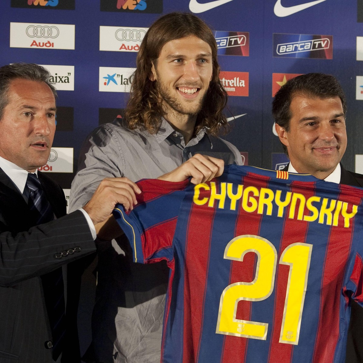 Bildnummer: 13163416 Datum: 30.08.2009 Copyright: imago/Jan Huebner
30.08.2009, FC Barcelona Spielerpraesentation Dmytro Chygrynskiy 090831 BARCELONA CAMP NOU PRESENTACION DE DMYTRO CHYGRYNSKIY PUBLI ...