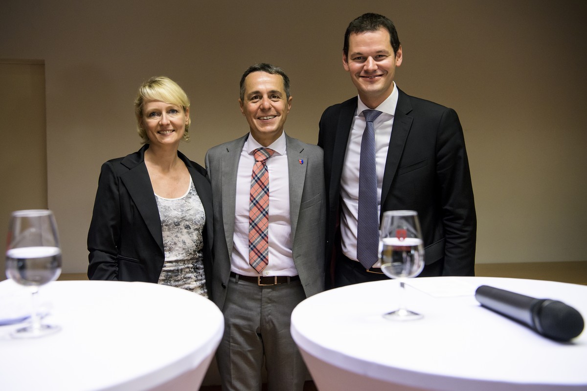La conseillere nationale Isabelle Moret, gauche, le conseiller national Ignazio Cassis, centre, le conseiller d'Etat Pierre Maudet, droite, posent lors de la tournee des candidats nommes par les  ...