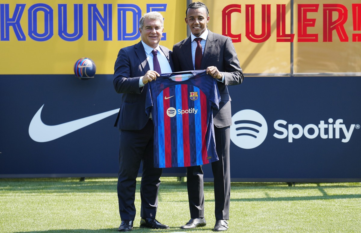 epa10101138 FC Barcelona's President Joan Laporta (L) and the club's new signed player Jules Kounde (R) pose for the photographers during Kounde's presentation at Tito Vilanova sport co ...