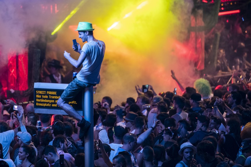 BILDPAKET -- ZUM JAHRESRUECKBLICK 2018 AUGUST, STELLEN WIR IHNEN HEUTE FOLGENDES BILDMATERIAL ZUR VERFUEGUNG -- Hundreds of thousands of participants dancing through the streets during the 27th Street ...