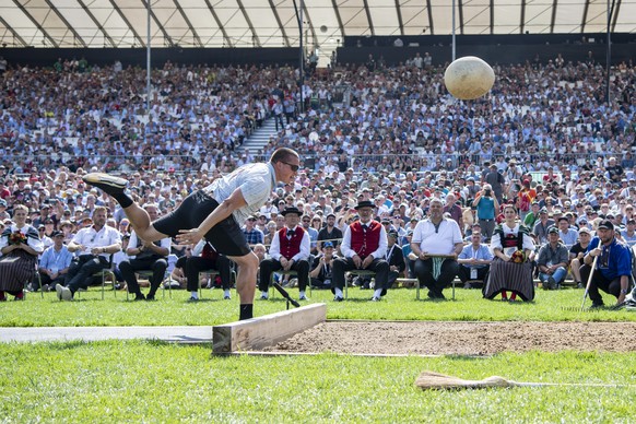 Urs Hutmacher beim Steinstossen des 83,4 Kg schweren Unspunnen Stein am Eidgenoessischen Schwing- und Aelplerfest (ESAF) in Pratteln, am Sonntag, 28. August 2022. (KEYSTONE/Urs Flueeler).