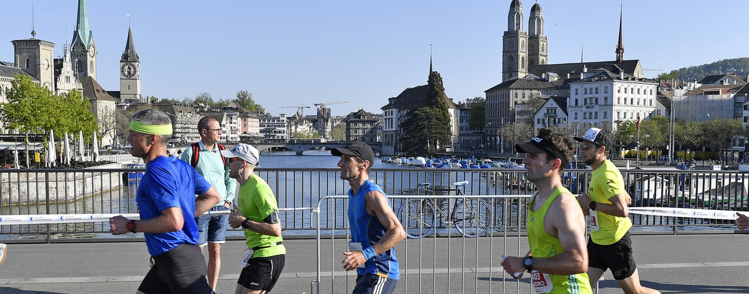 Die Masse der Laeuferinnen und Laeufer waelzt sich durch Zuerich beim Zuerich Marathon am Sonntag, 22. April 2018. (KEYSTONE/Walter Bieri)