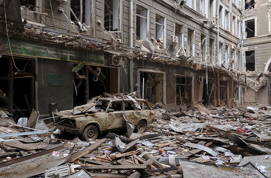 epaselect epa09798987 General view of damages after the shelling of buildings in downtown Kharkiv, Ukraine, 03 March 2022. Russian troops entered Ukraine on 24 February prompting the country's pr ...