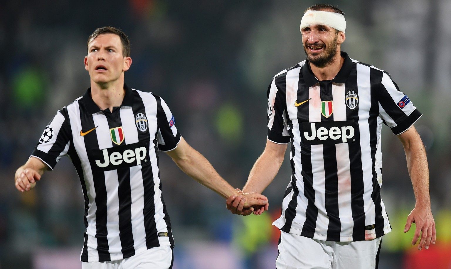 Lichtsteiner feiert mit Chiellini den Sieg über Real Madrid.