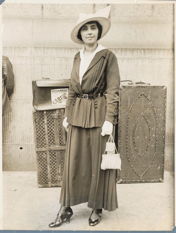 (Original Caption) "Lady Bird" who Guarded Paris and Won Decoration. Mme. Helene Dutrieu, twenty-five, pretty, petite and winsome, is the world's champion air woman. She arrived here ab ...