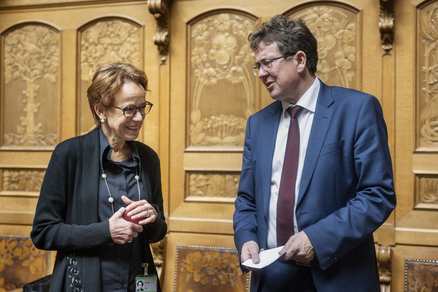 Staenderaetin Eva Herzog, SP-BS, links, und Nationalrat Albert Roesti, SVP-BE, die beide fuer den Bundesrat kandidieren, diskutieren nach Sitzungsschluss, an der Wintersession der Eidgenoessischen Rae ...