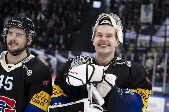 Gotterons Torhueter Connor Hughes, rechts, und Gotterons Simon Seiler, links, jubeln nach dem Sieg 4-1, beim Eishockey Meisterschaftsspiel der National League A zwischen den HC Fribourg Gotteron und d ...