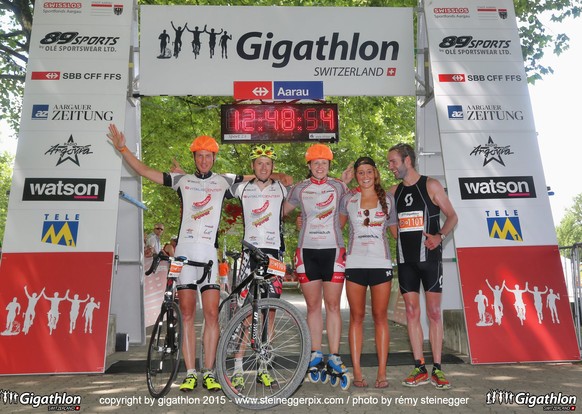 AARAU, 12.07.2015 - Sieger Team of Five: Goldwurst-Power Vitaliscenter am Ziel der 2. Etappe Historic Sunday am Gigathlon 2015 in Aarau. 

copyright by gigathlon.ch &amp; www.steineggerpix.com / pho ...