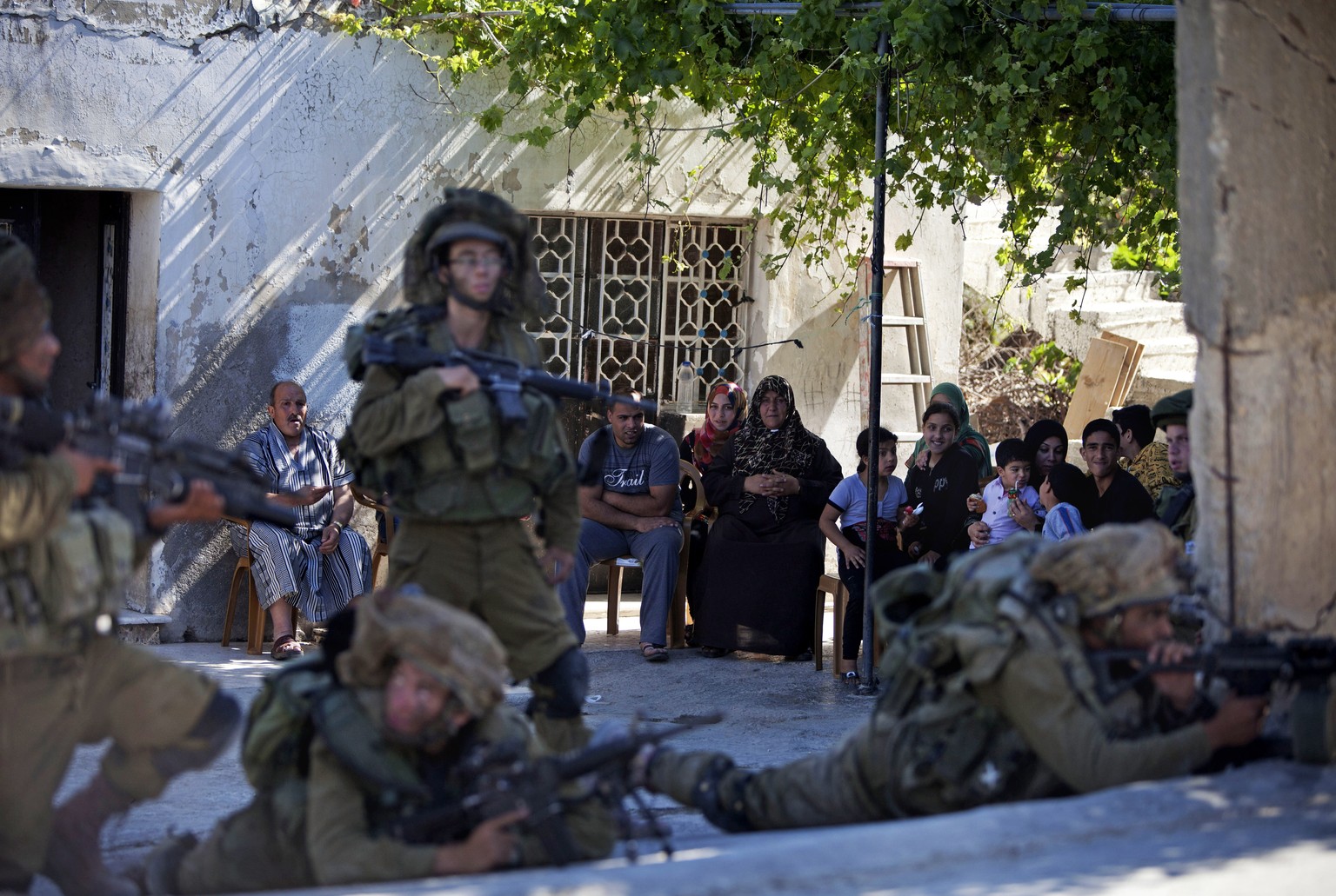 Israelische Soldaten durchkämmen ein palästinensisches Dorf in der Nähe von Hebron.