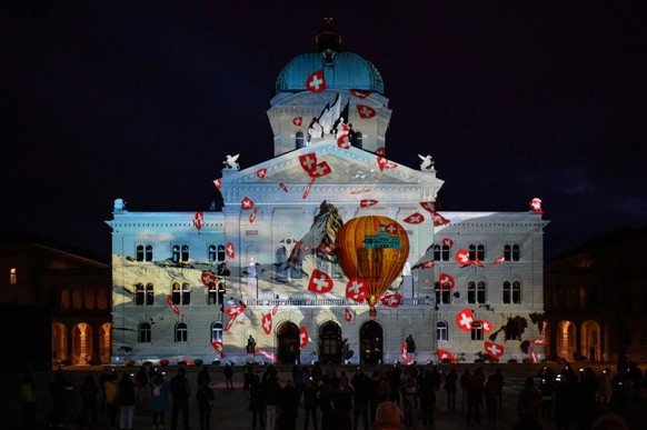 Die Lichtershow auf dem Bundesplatz führt mit dem Heissluftballon um die Welt. Welche Destinationen angeflogen werden dürfen, entscheiden die Parlamentsdienste.