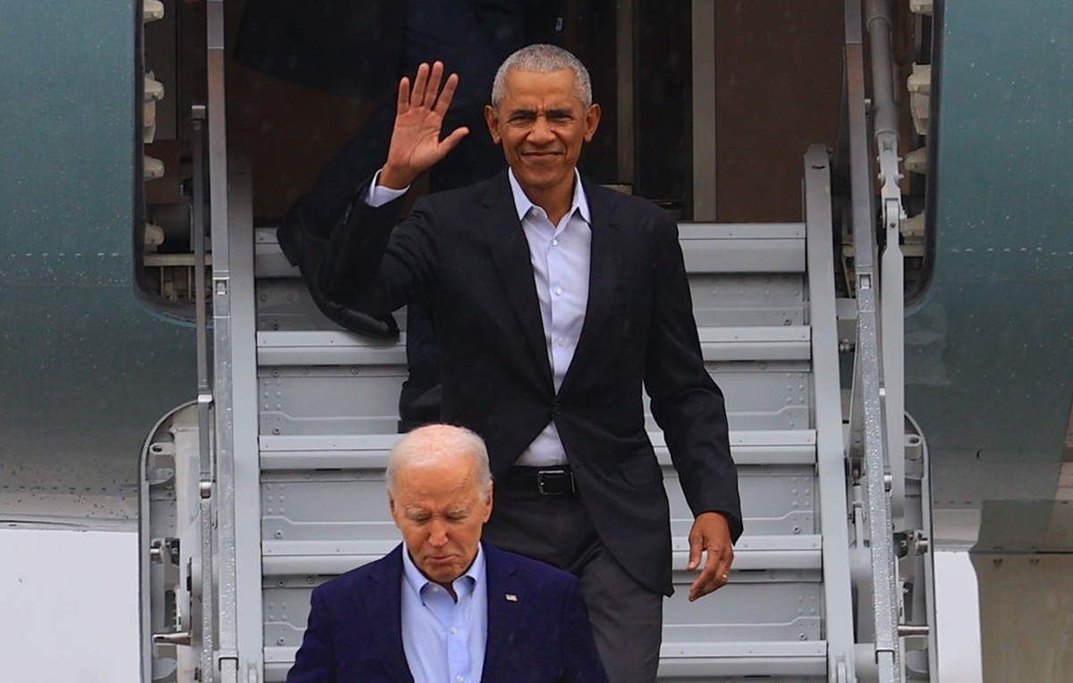 NEW YORK, US - MARCH 28: US President Joe Biden and former President Barack Obama arrive in New York City for a campaign event aboard the same plane to raise funds for the Biden-Harris 2024 reelection ...